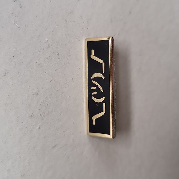 Shrug emoji ¯\_(ツ)_/¯ enamel pin - Picture 1 of 2